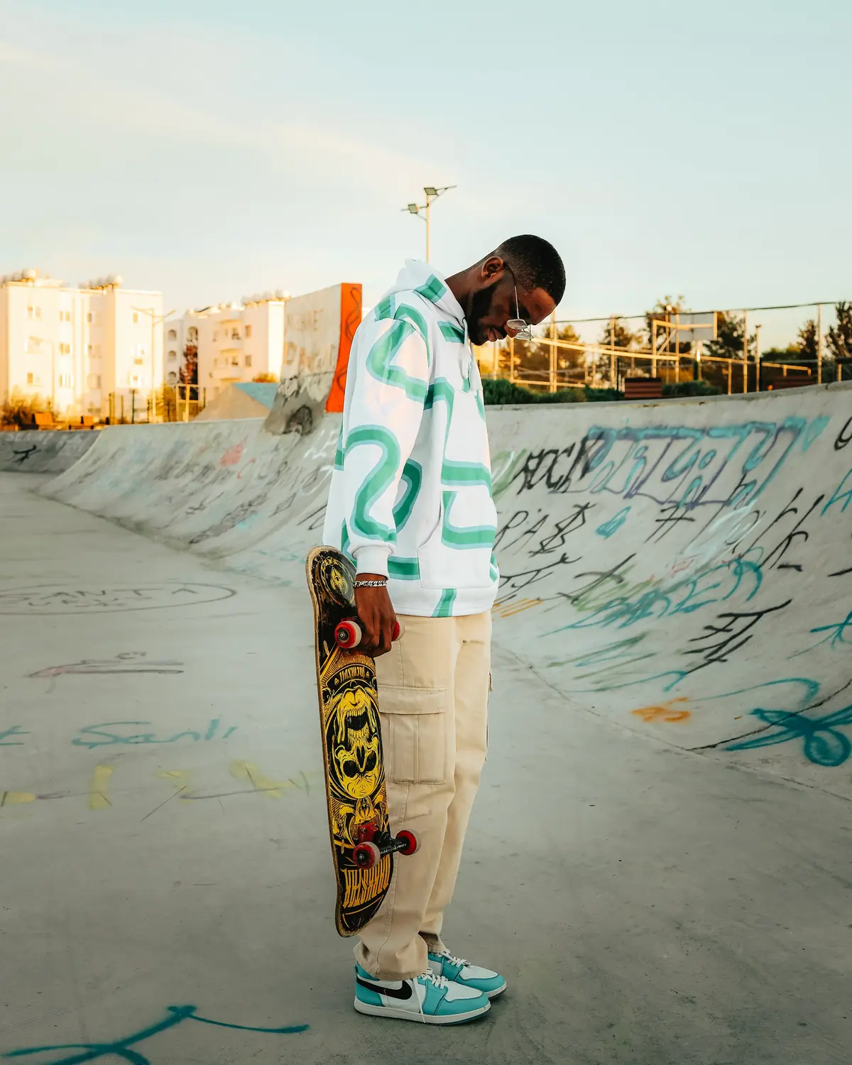 Baggy skate cargo pants with nostalgic streetwear fit